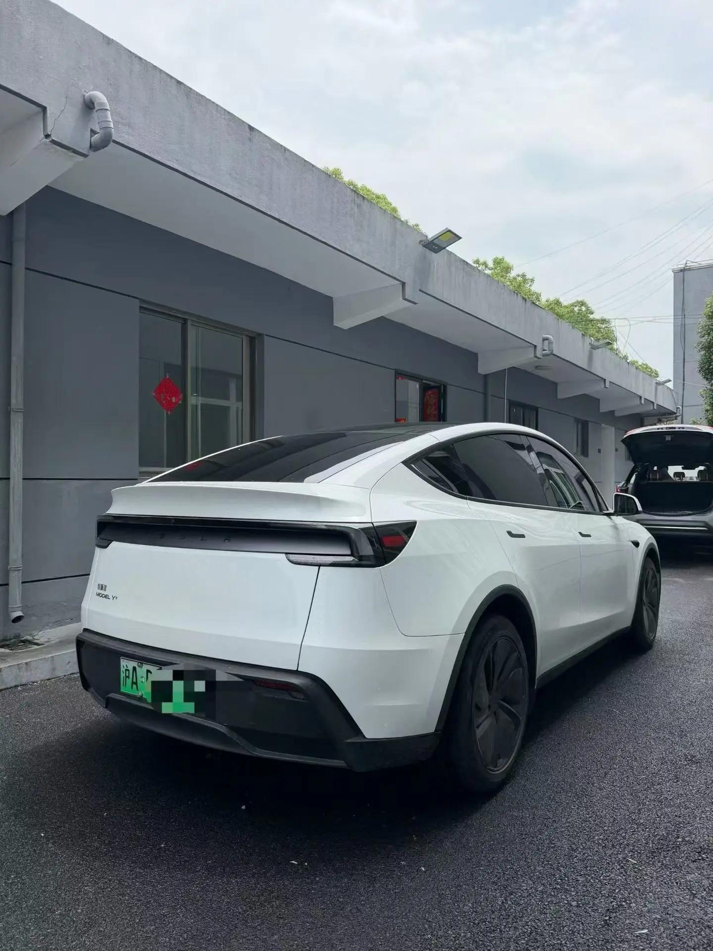 Tesla 2025 Model Y long endurance all-wheel drive version automatic transmission 3