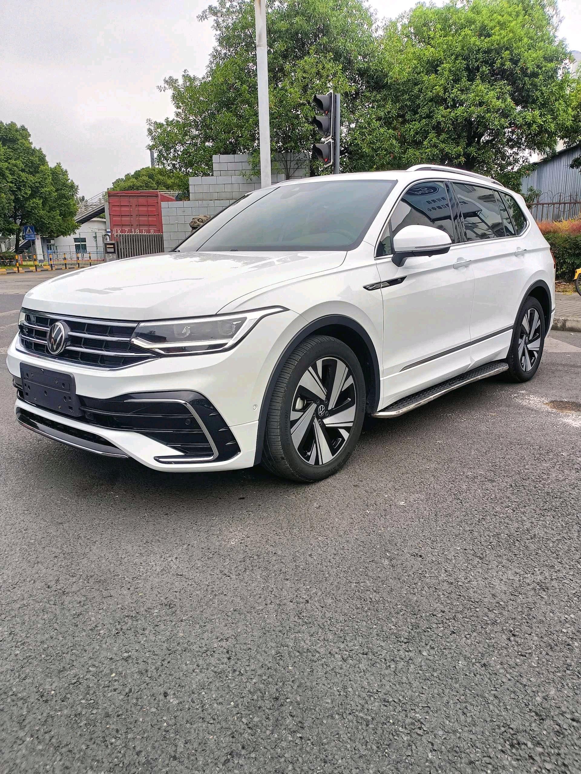 Volkswagen 2023 Tiguan L R-Line 2.0TSI 330TSI Front-Wheel Drive R-Line Prestige Edition (Facelift) Automatic