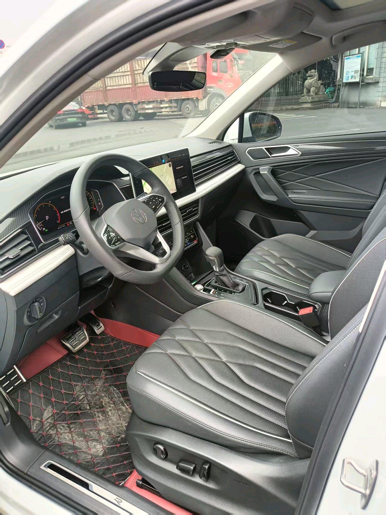 Volkswagen 2023 Tiguan L R-Line 2.0TSI 330TSI Front-Wheel Drive R-Line Prestige Edition (Facelift) Automatic 4
