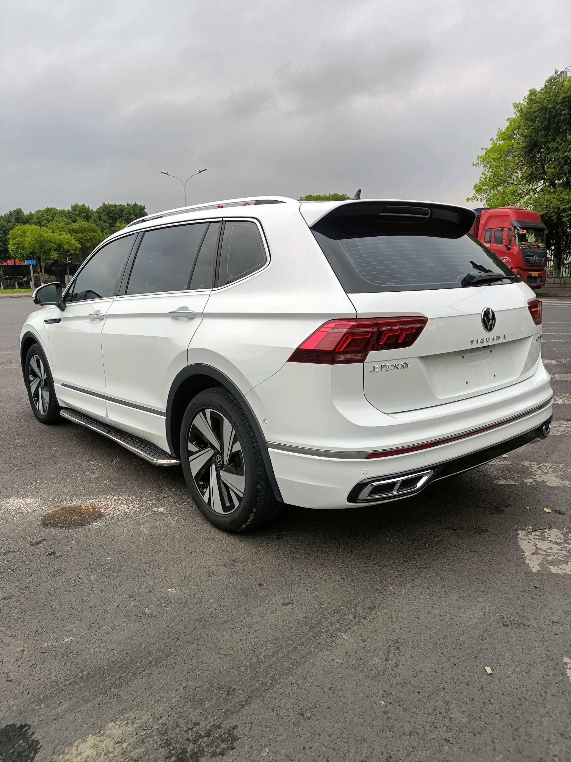 Volkswagen 2023 Tiguan L R-Line 2.0TSI 330TSI Front-Wheel Drive R-Line Prestige Edition (Facelift) Automatic 8