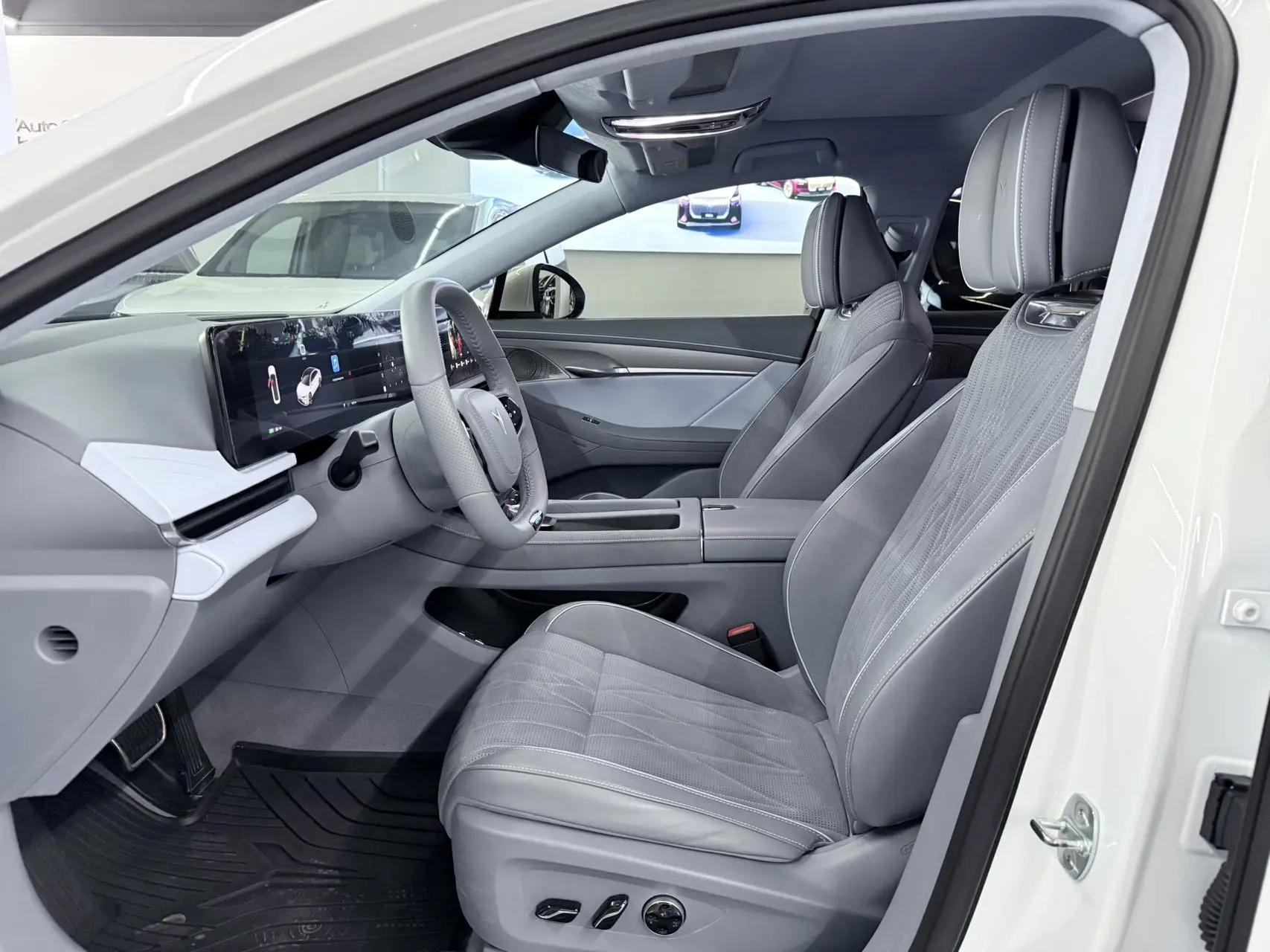 Voyah Chasing Light 2023 Four-wheel Drive Flagship Edition 7