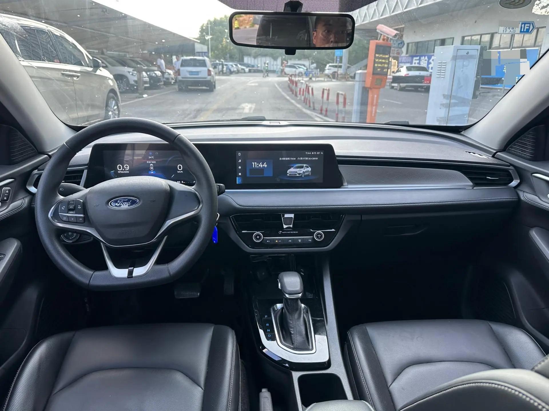 Escort 2021 1.5L Automatic Platinum Edition 3