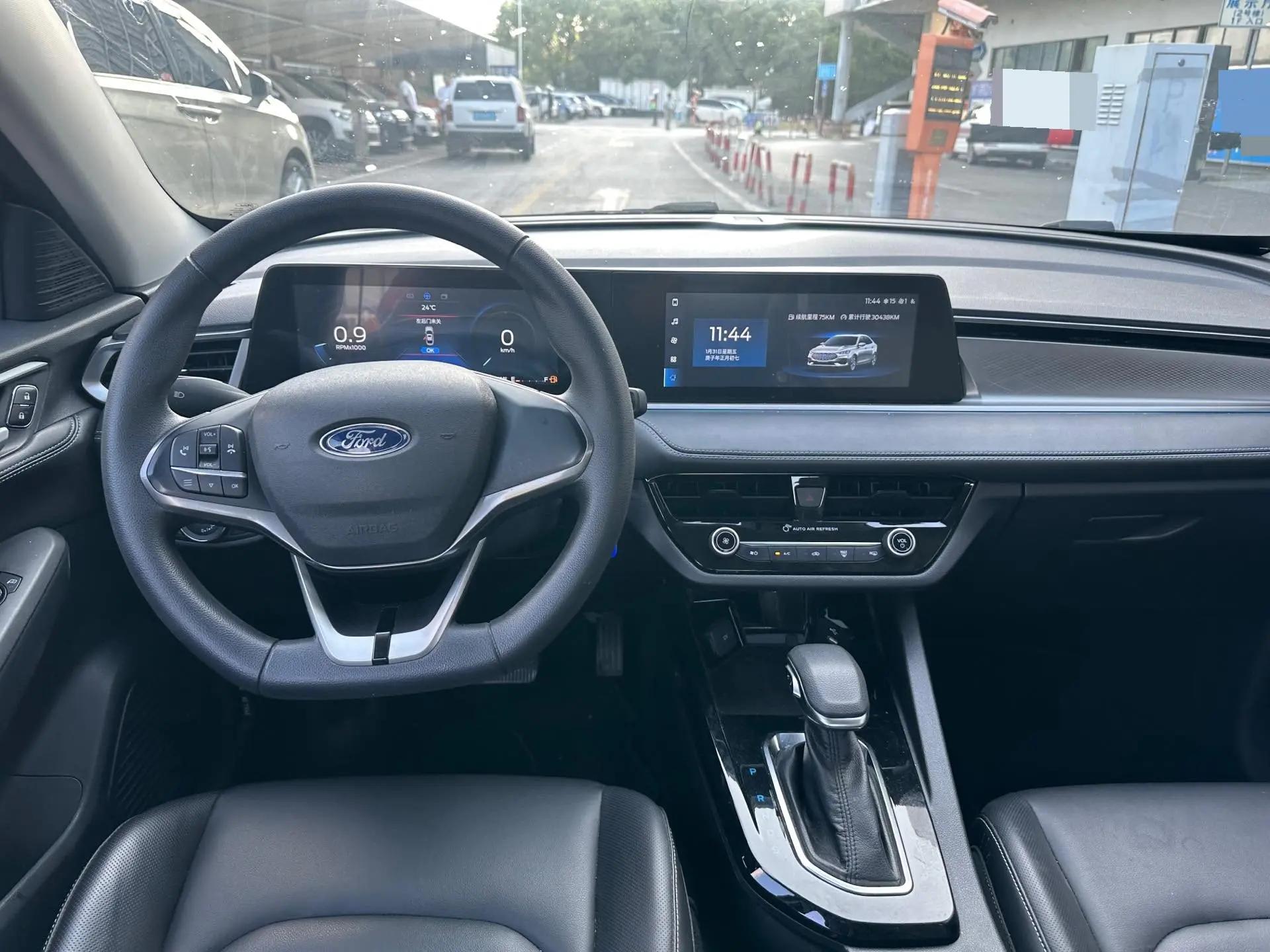 Escort 2021 1.5L Automatic Platinum Edition 4