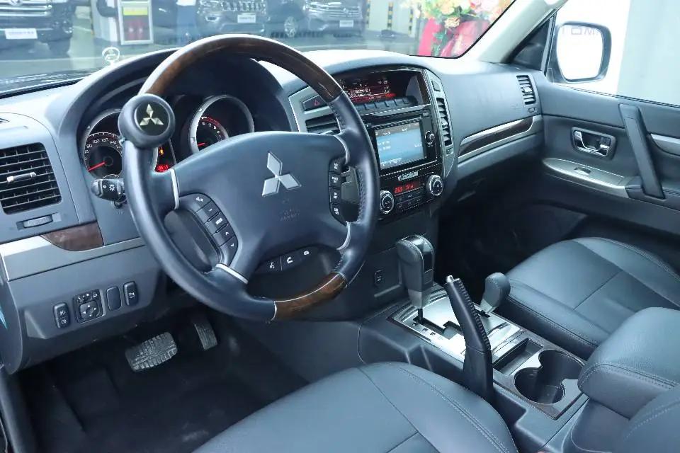 三菱 帕杰罗(进口) 3.8L 天窗版 自动挡 3
