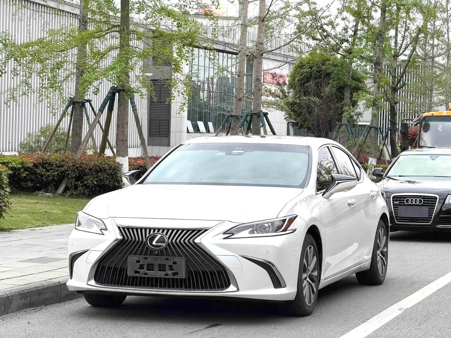Lexus ES 2020 200 Excellence Edition
