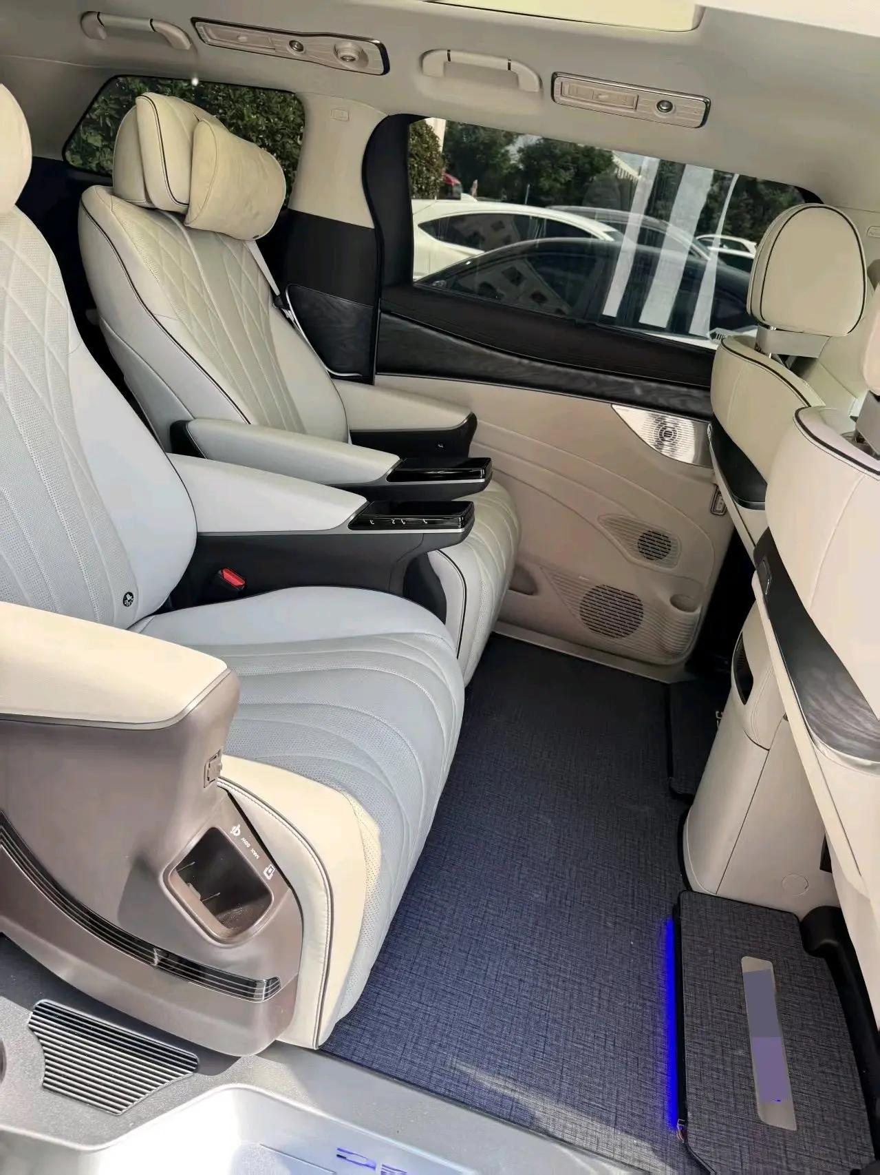 Denza D9 2024 DM-i 1050 Premium 2