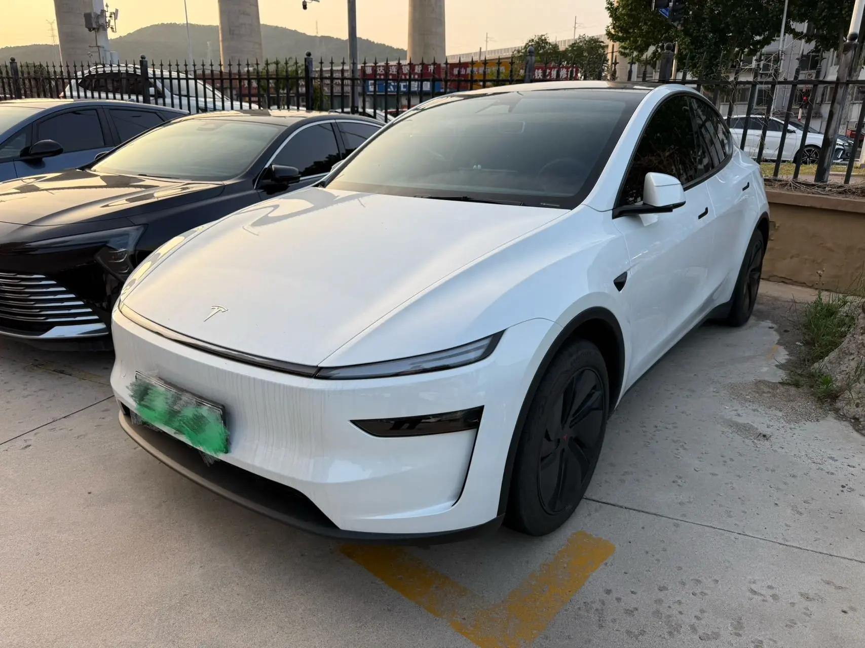Открыть галерею: Tesla 2026 Model Y Rear-Wheel Drive Automatic