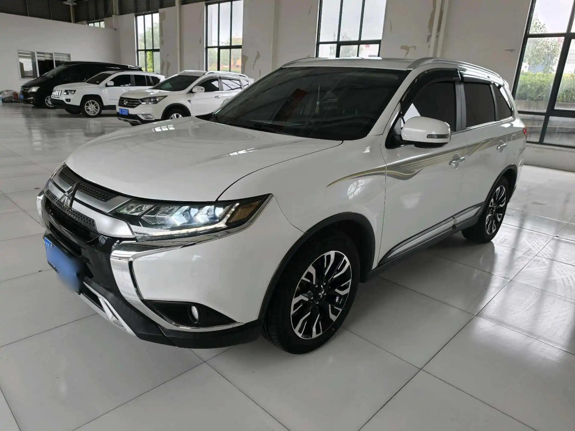 Open image lightbox: Outlander 2020 2.4L 4-wheel drive to enjoy the version of 5 seats