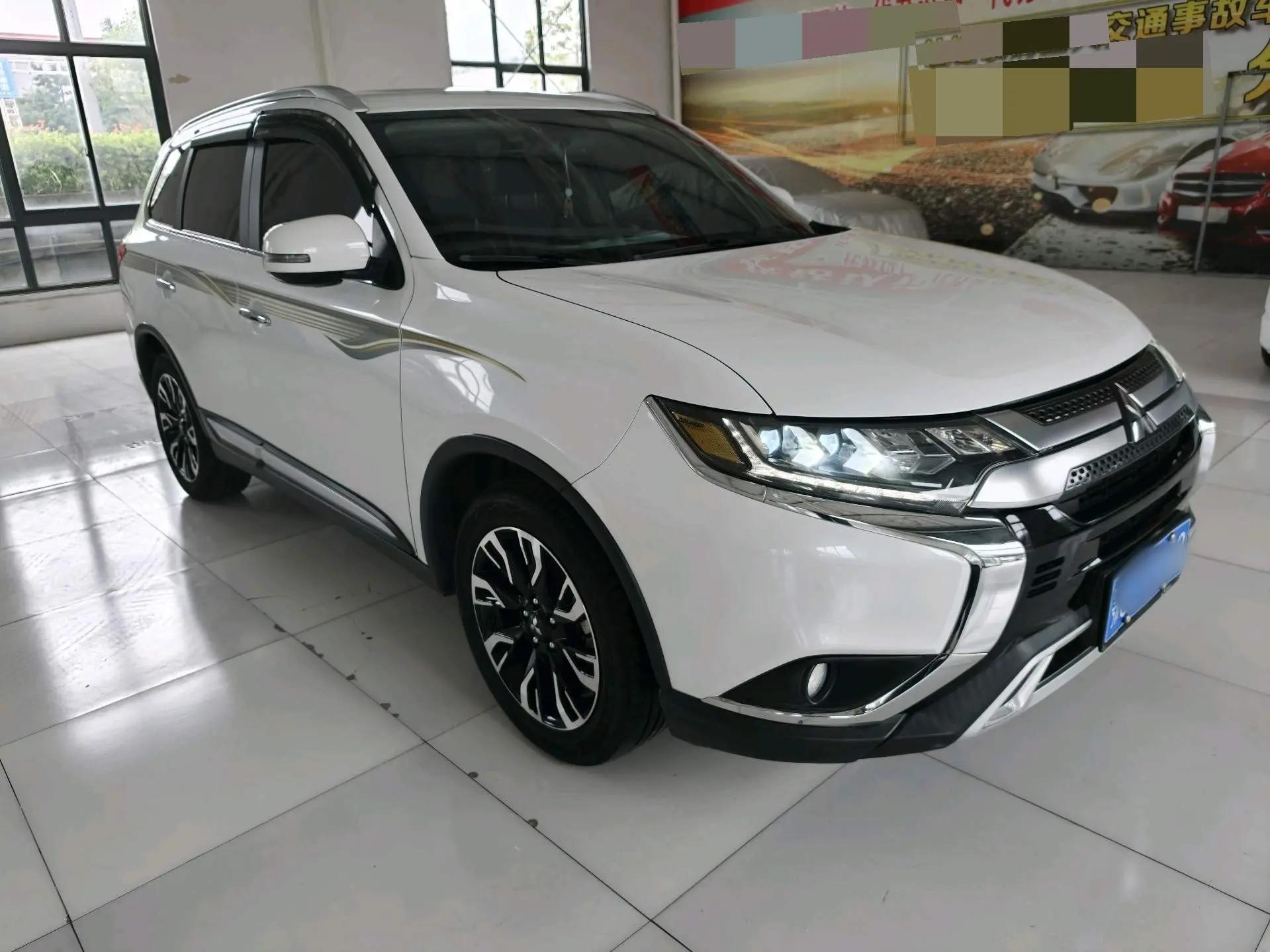Outlander 2020 2.4L 4-wheel drive to enjoy the version of 5 seats 3