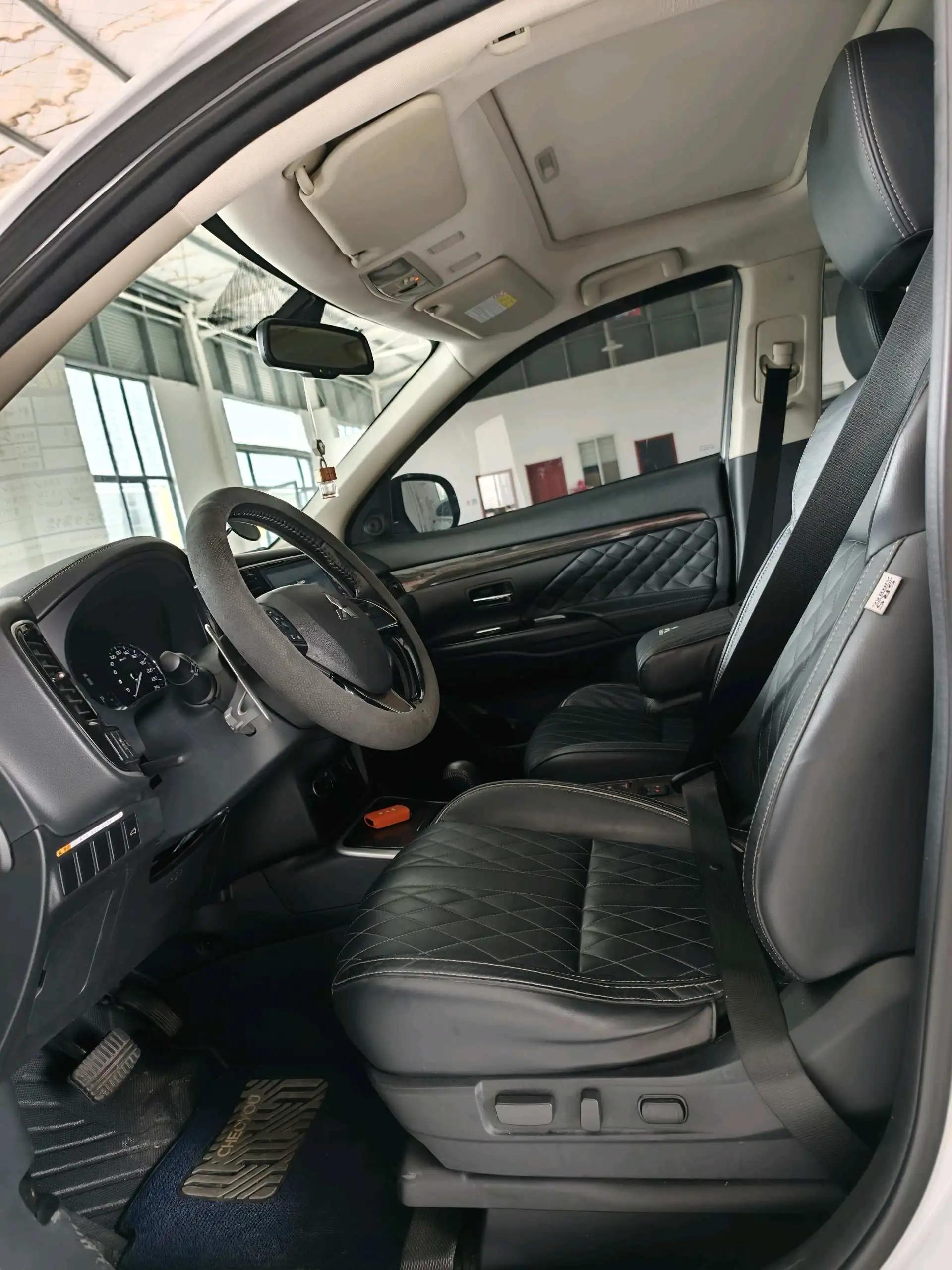 Outlander 2020 2.4L 4-wheel drive to enjoy the version of 5 seats 4