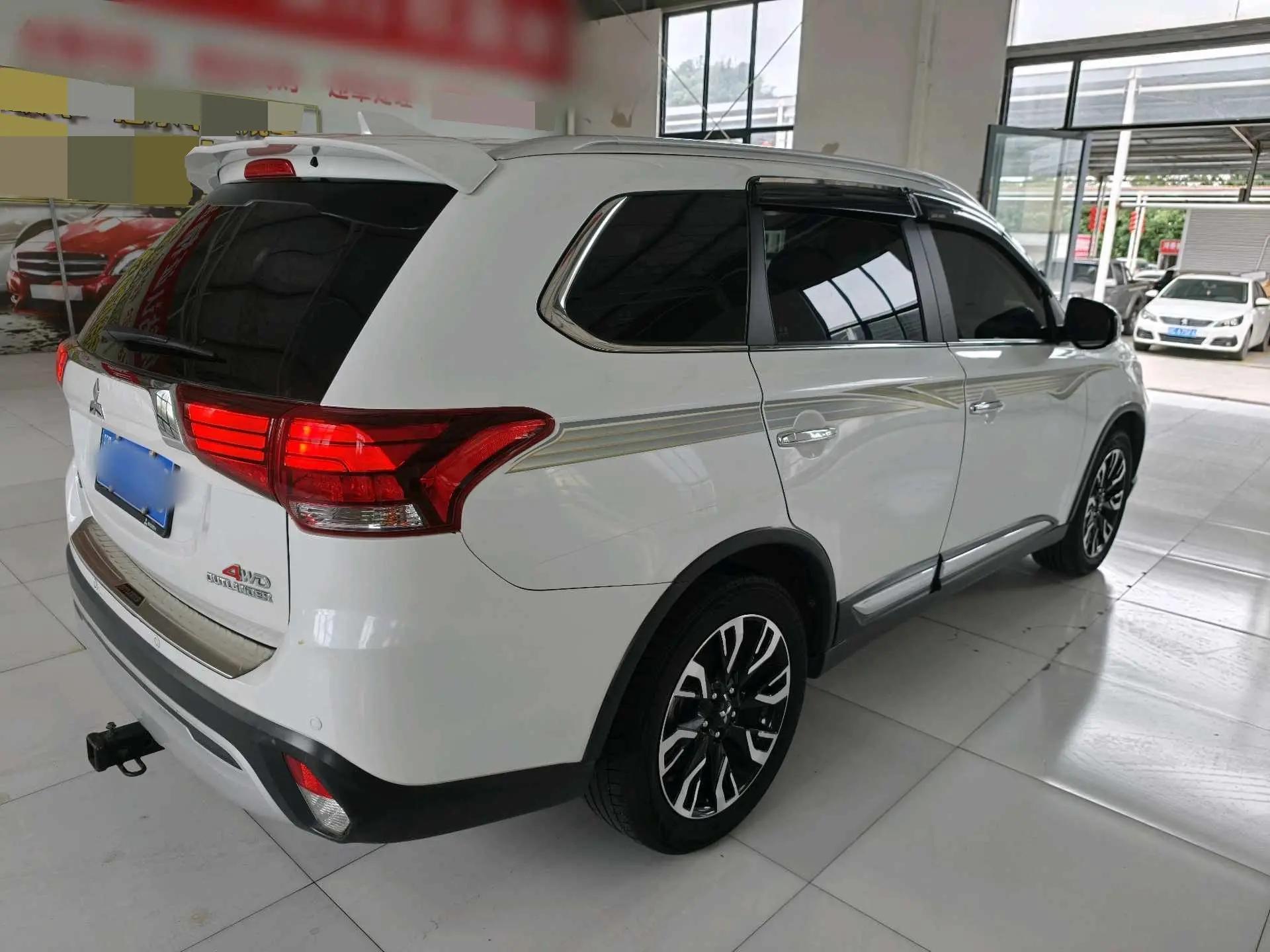 Outlander 2020 2.4L 4-wheel drive to enjoy the version of 5 seats 9