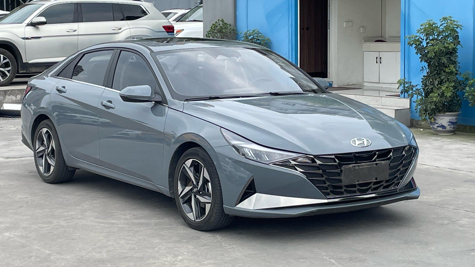 Elantra 2023 1.5L CVT LUX Premium Edition 3