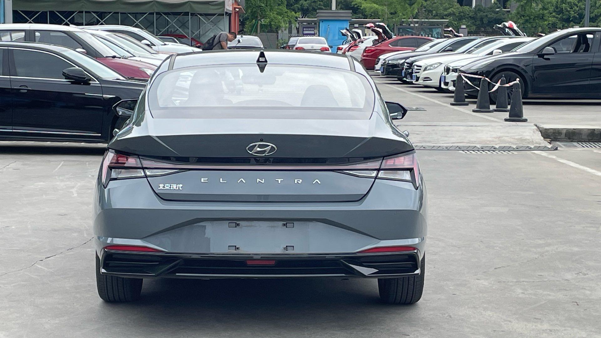 Elantra 2023 1.5L CVT LUX Premium Edition 4