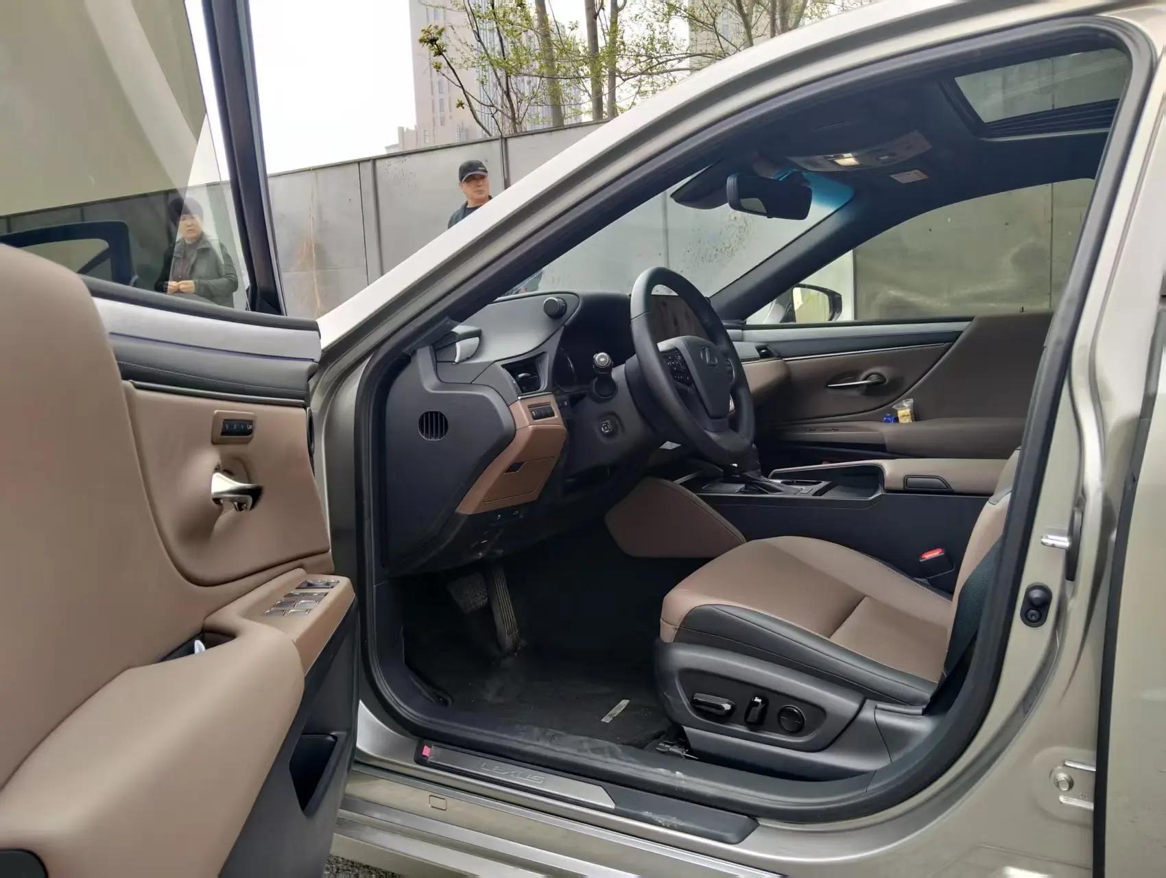 Lexus ES (Imported) 2025 ES200 2.0 CVT Prestige Edition Automatic 4