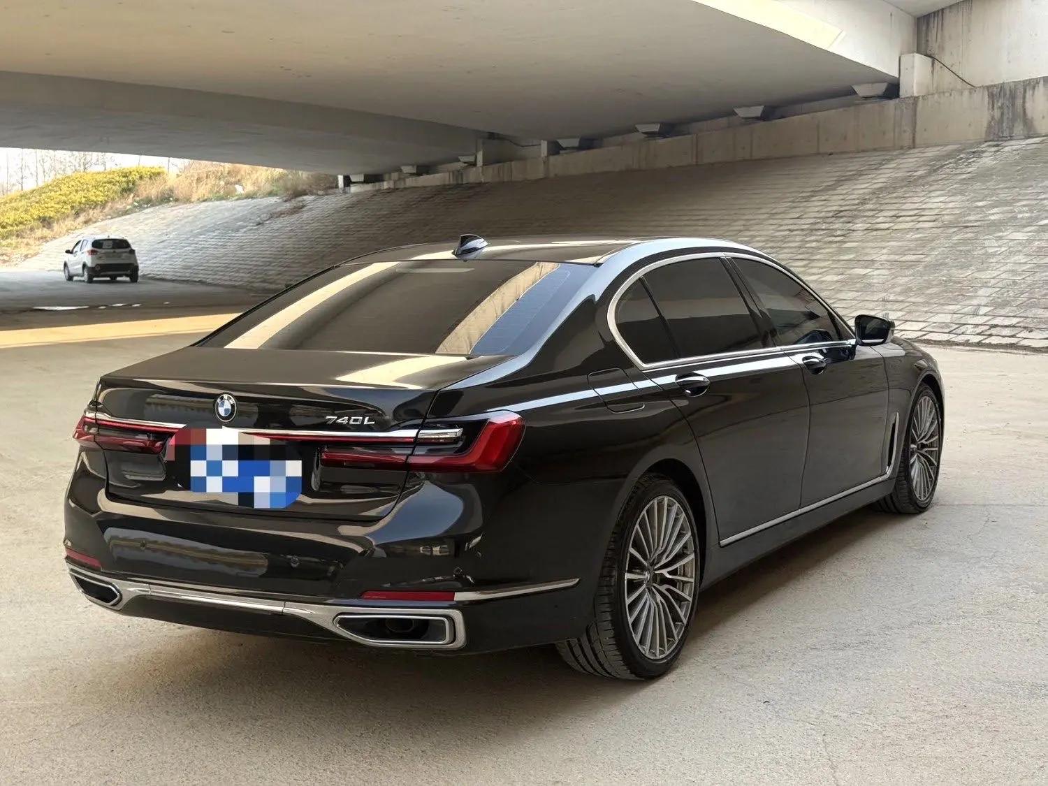 BMW 7 Series 2019 740Li Premium Luxury Suit 2