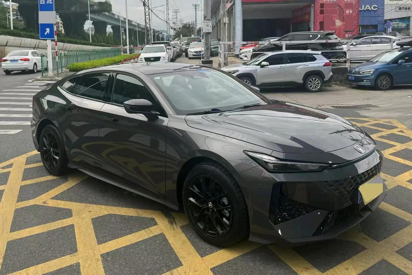 ChangAn 2024 UNI-V 1.5T Prestige Automatic 3