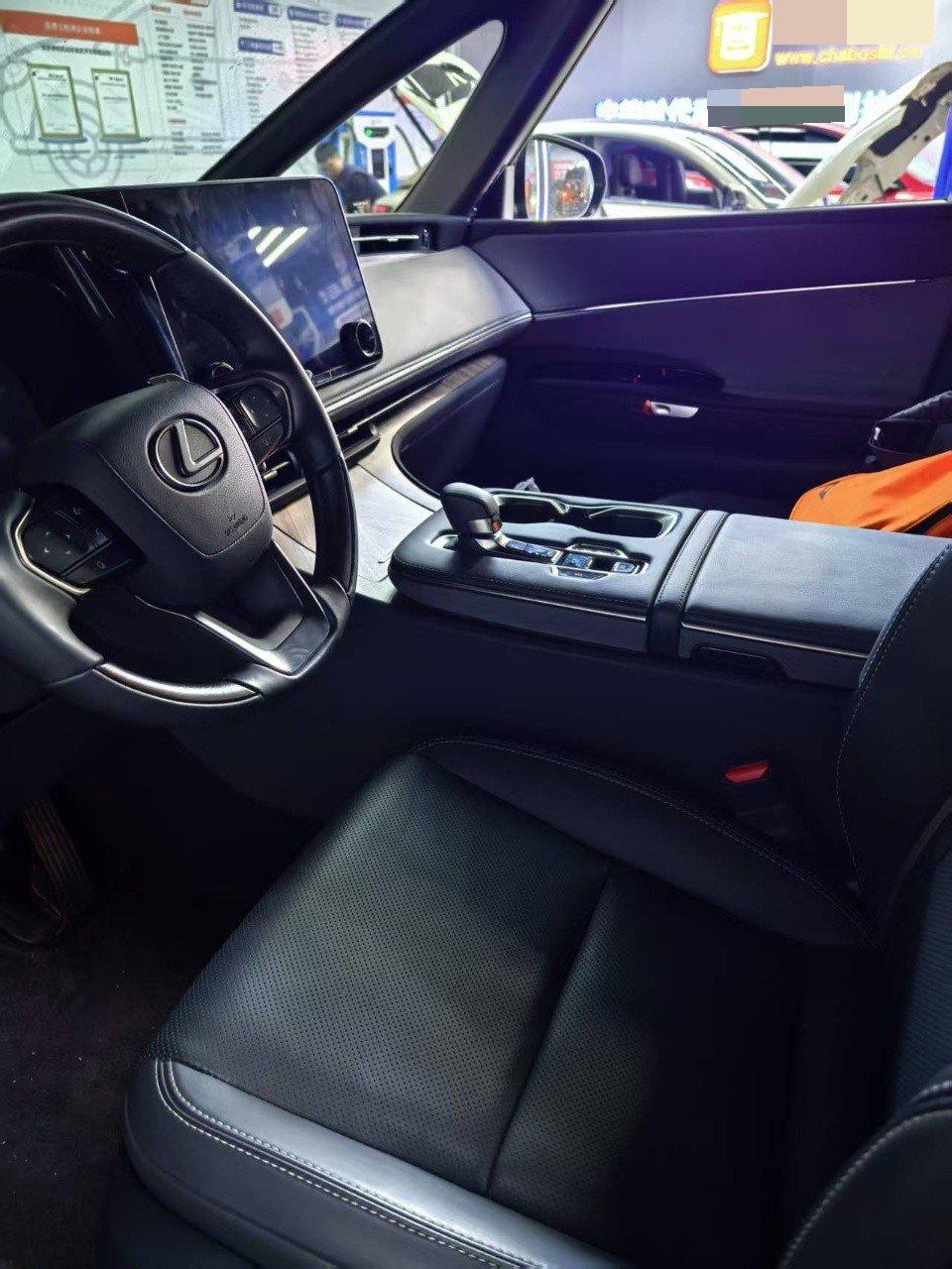 Lexus LM 2023 500h six-seat revered version 3
