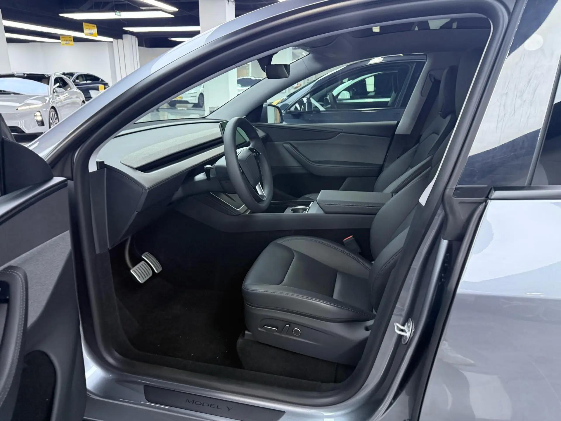 Tesla 2025 Model Y Rear-Wheel Drive Automatic 2