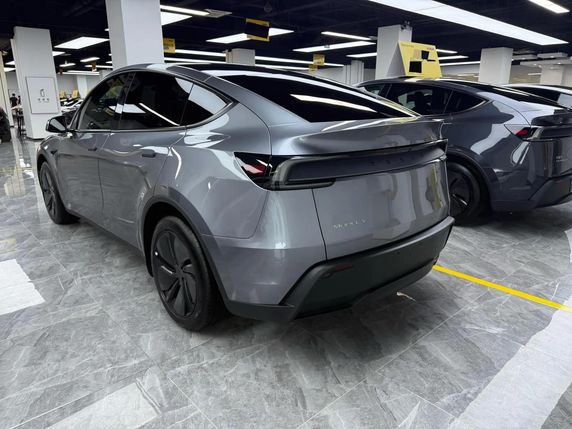 Tesla 2025 Model Y Rear-Wheel Drive Automatic 4