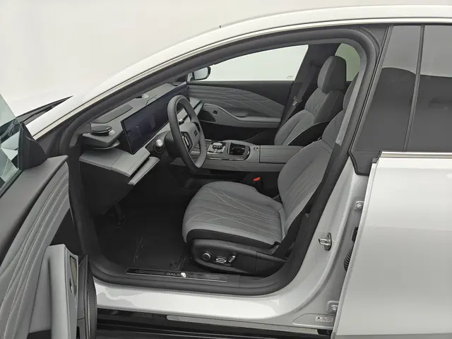 Geely Galaxy 2025 Model E8 700km Long-Range Intelligent Driving Version Automatic 8
