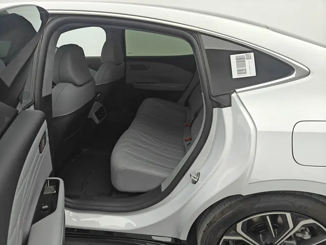 Geely Galaxy 2025 Model E8 700km Long-Range Intelligent Driving Version Automatic 9
