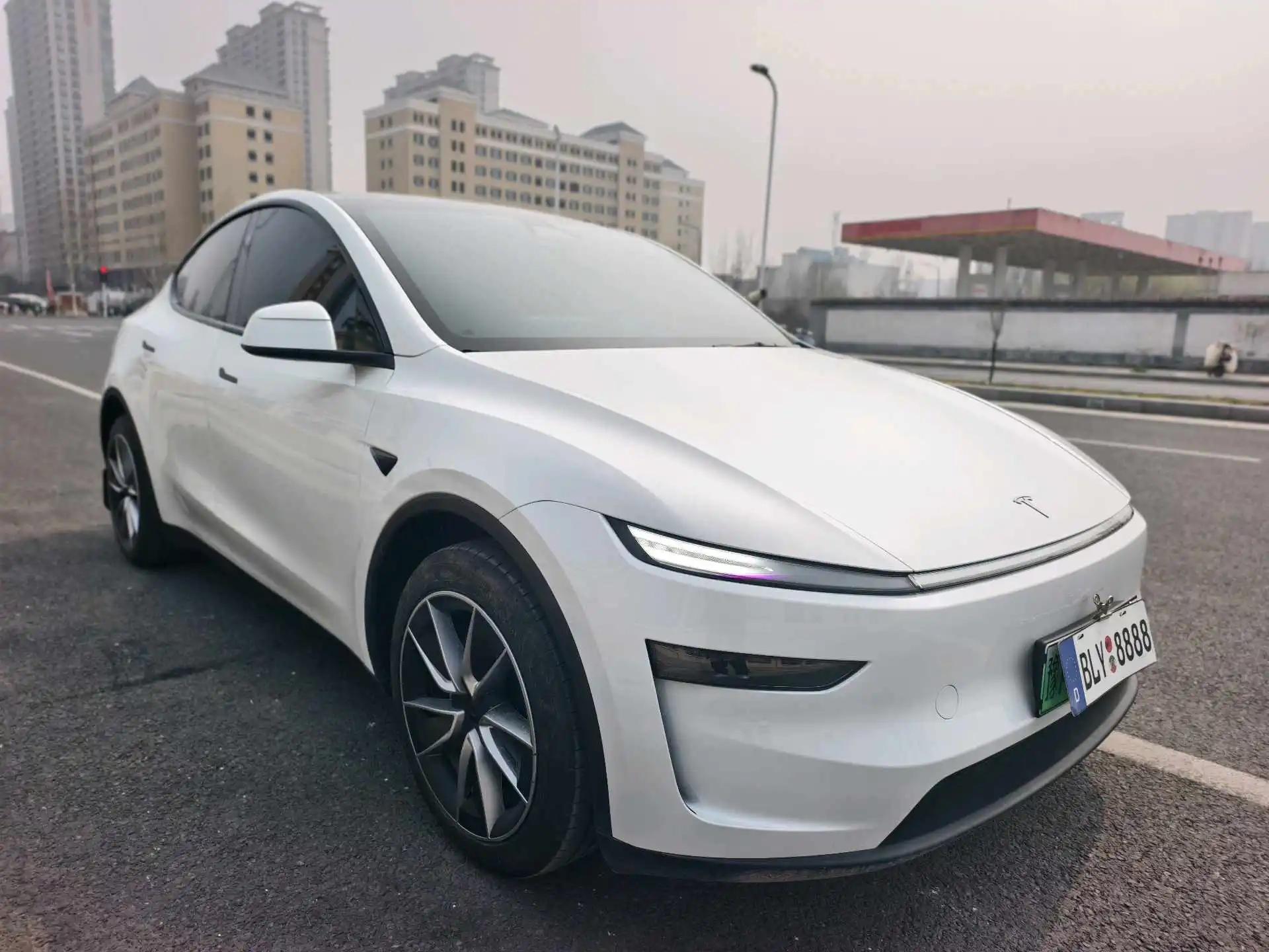 Tesla 2025 Model Y long endurance all-wheel drive version automatic transmission 2