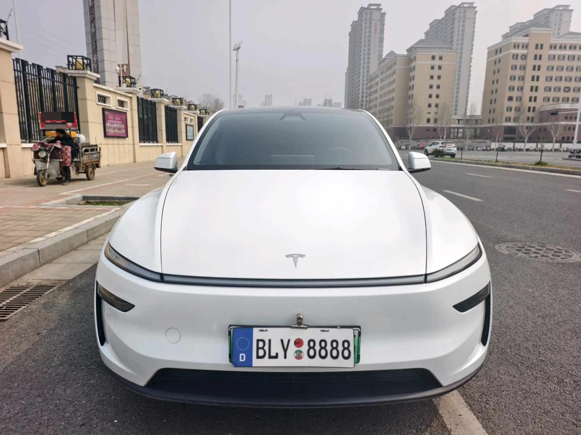 Tesla 2025 Model Y long endurance all-wheel drive version automatic transmission 3