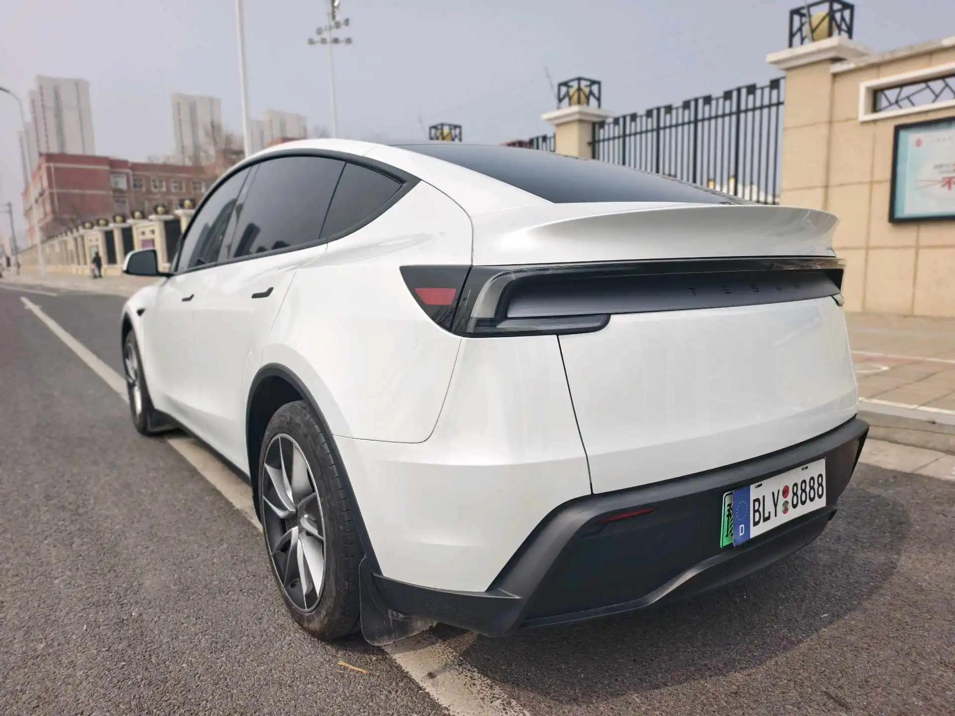 Tesla 2025 Model Y long endurance all-wheel drive version automatic transmission 7