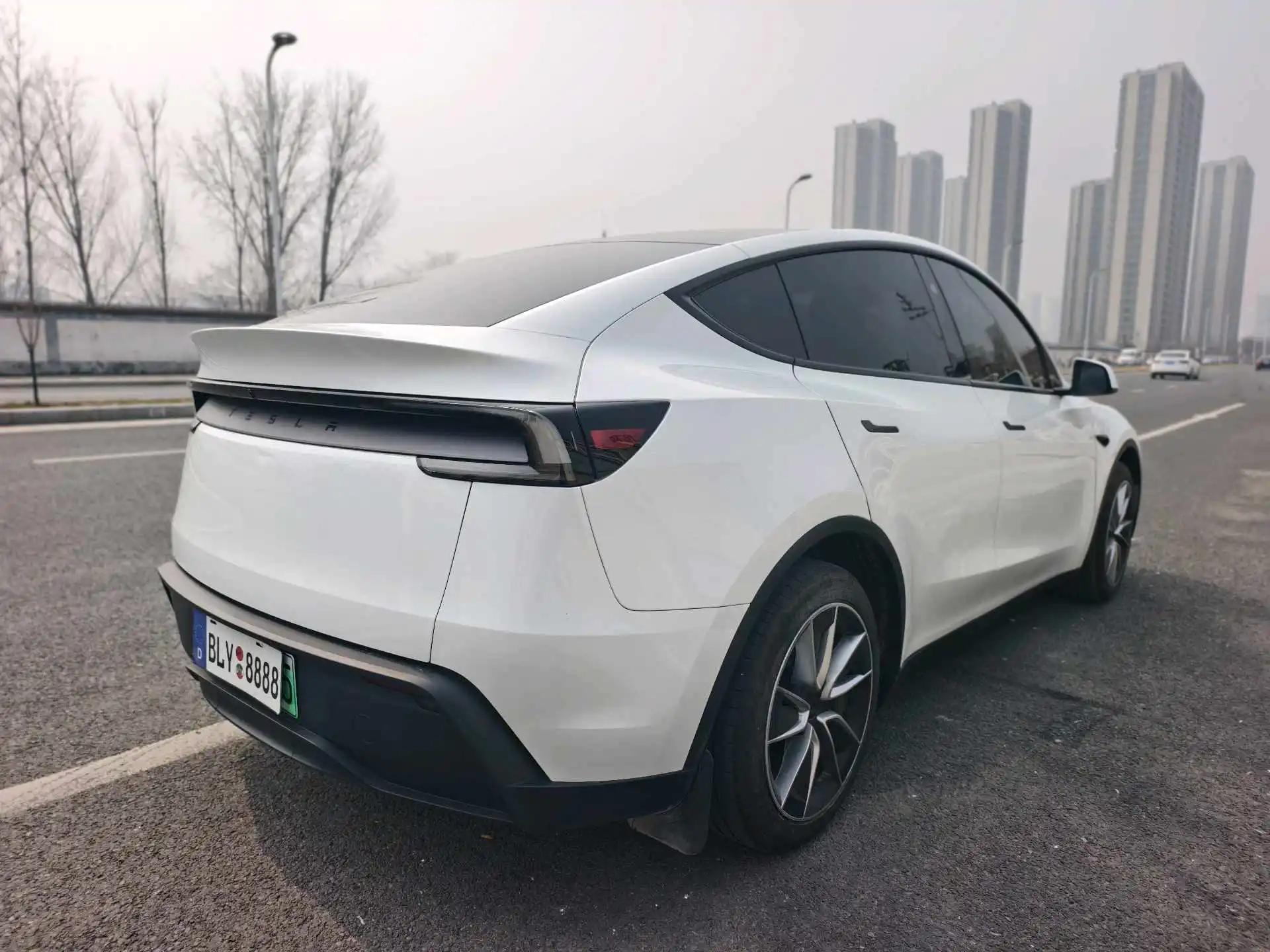 Tesla 2025 Model Y long endurance all-wheel drive version automatic transmission 9