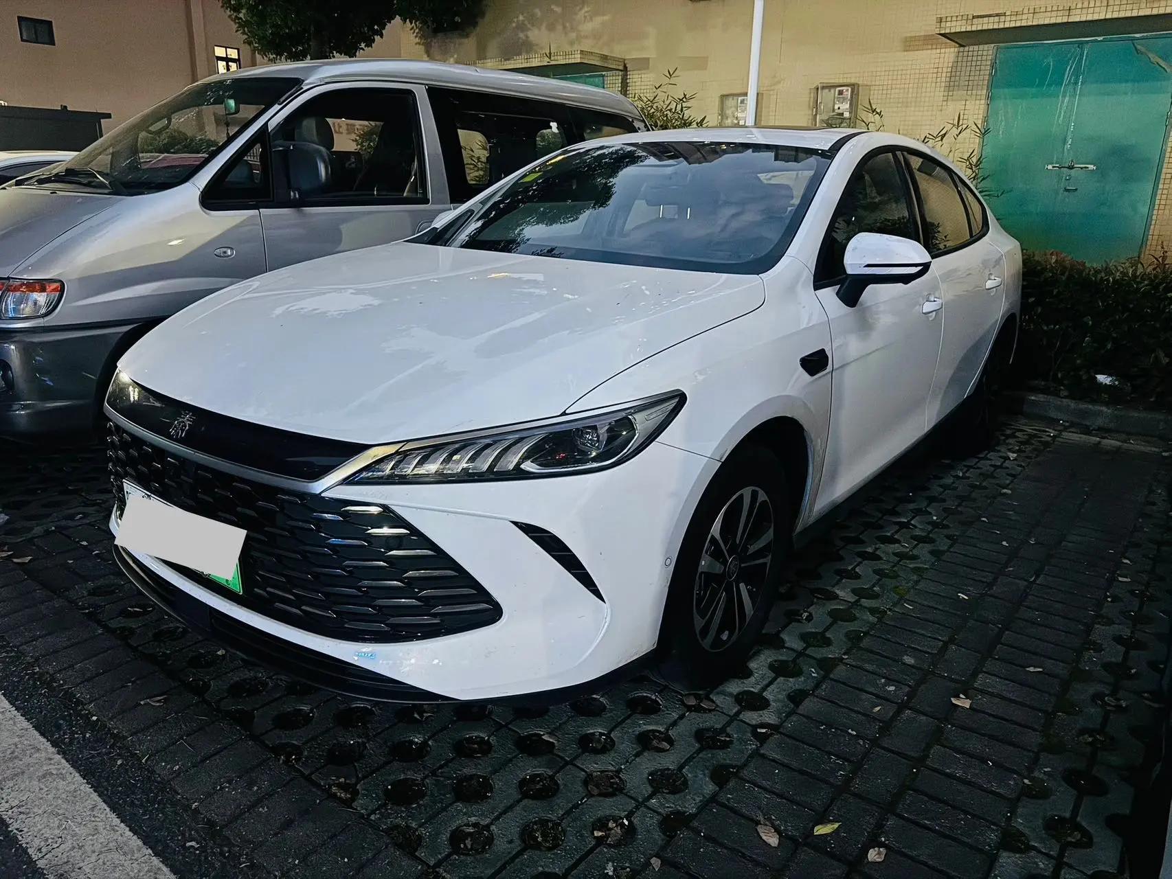Открыть галерею: BYD 2026 Qin PLUS DM-i 1.5 stepless 210KM Exceed automatic gear