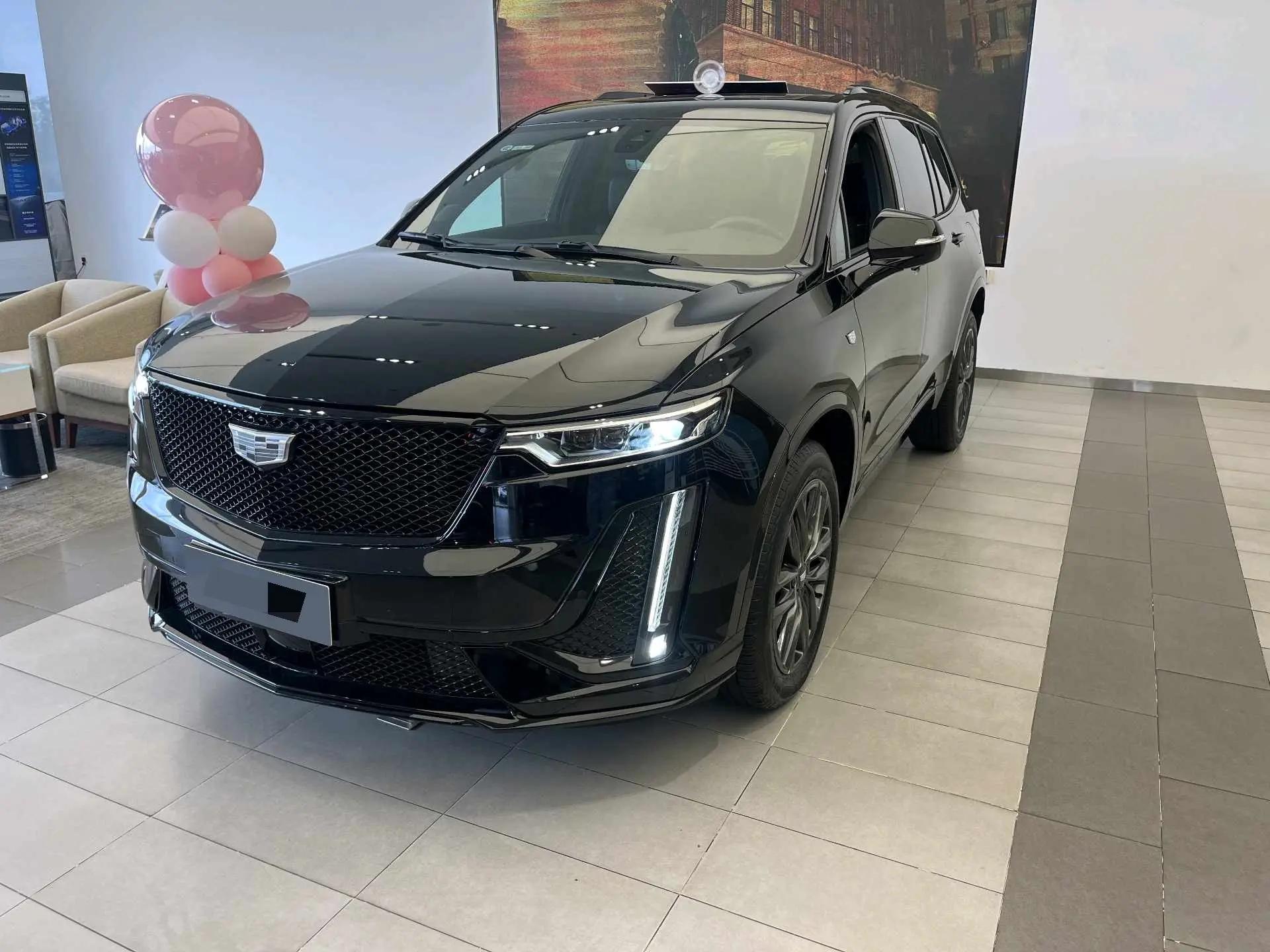 Открыть галерею: Cadillac 2025 XT6 48V 2.0T 6 4-wheel drive distinguished administrative black standard automatic gear