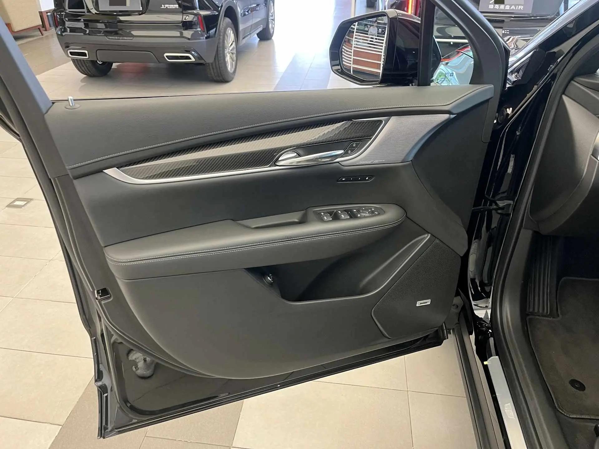 Cadillac 2025 XT6 48V 2.0T 6 4-wheel drive distinguished administrative black standard automatic gear 6