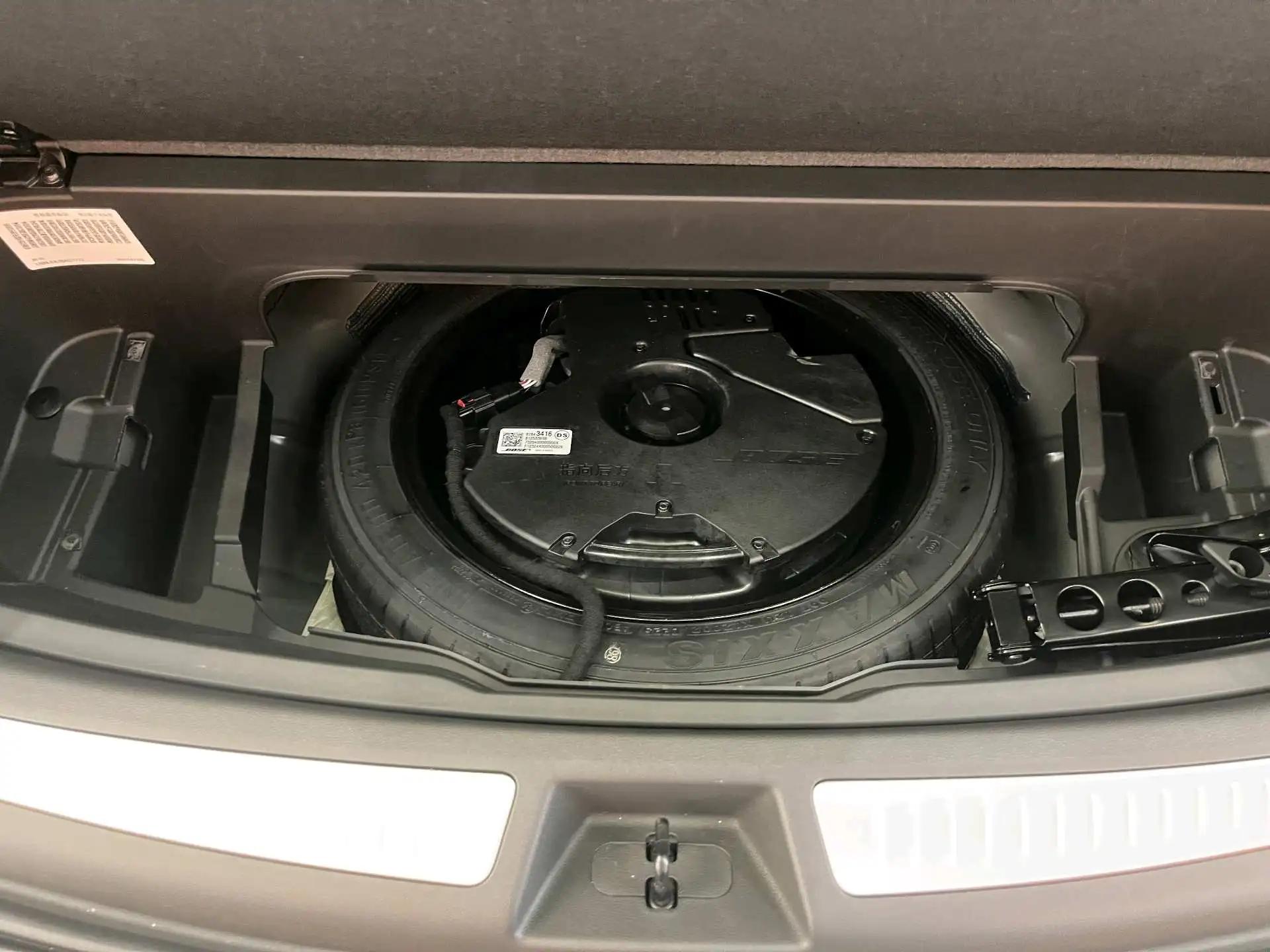 Cadillac 2025 XT6 48V 2.0T 6 4-wheel drive distinguished administrative black standard automatic gear 7