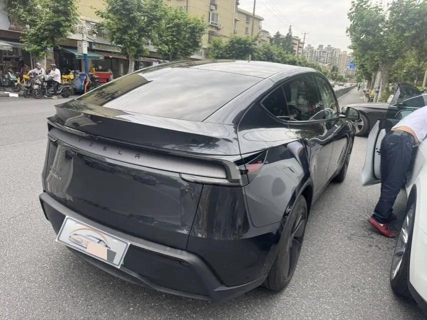 Tesla 2025 Model Y Rear-Wheel Drive Automatic 2