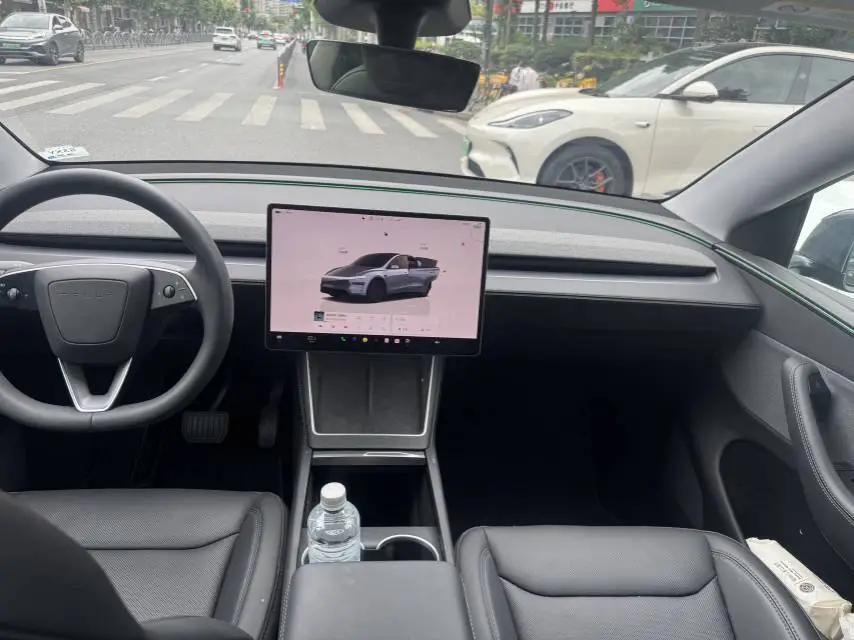 Tesla 2025 Model Y Rear-Wheel Drive Automatic 3