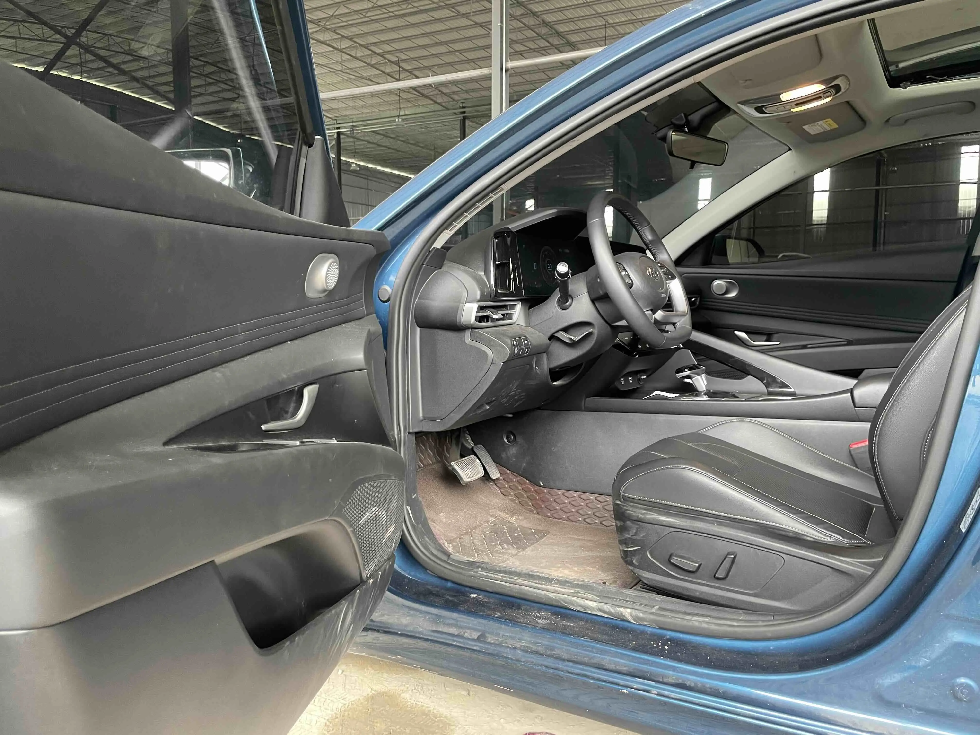 Elantra 2022 1.5L CVT LUX Premium Edition 4