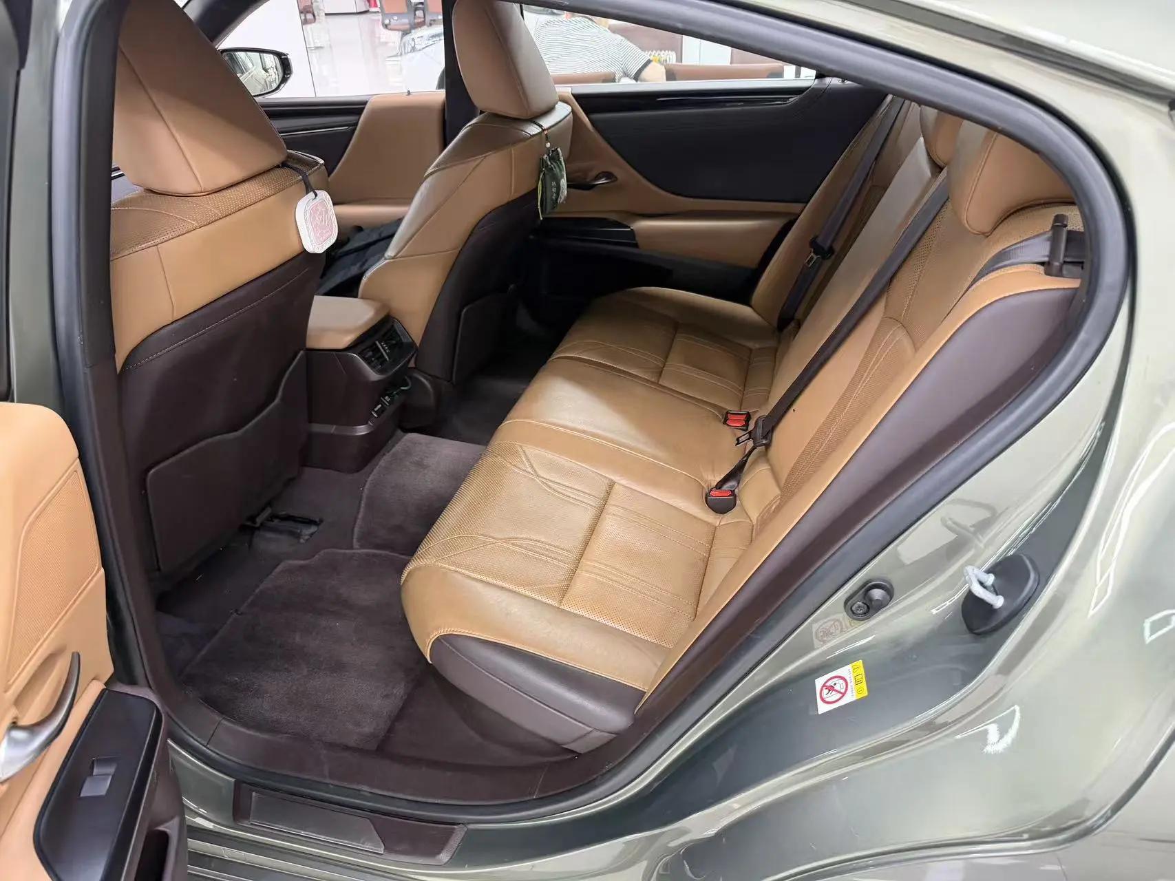 红旗 2025款 H9 48V 2.0T 两驱旗畅豪华商务版5座 自动挡 3