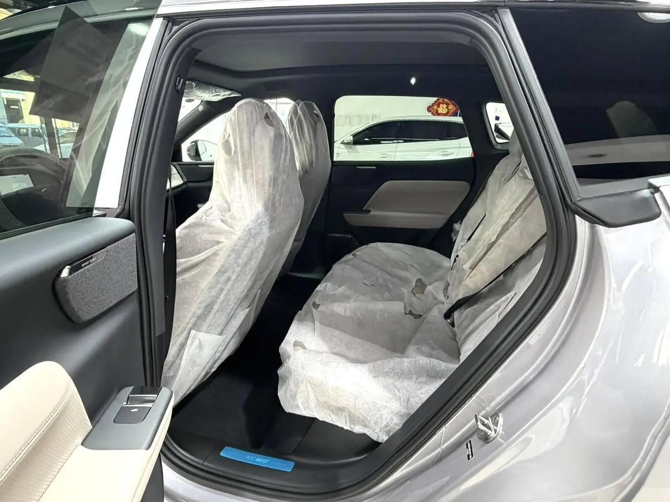 Volvo XC70 plug-in hybrid 2026 four-wheel drive long battery life Plus 11