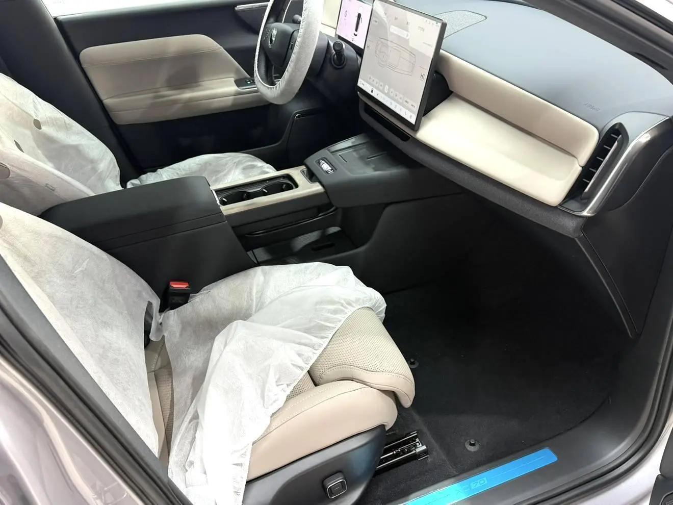 Volvo XC70 plug-in hybrid 2026 four-wheel drive long battery life Plus 12