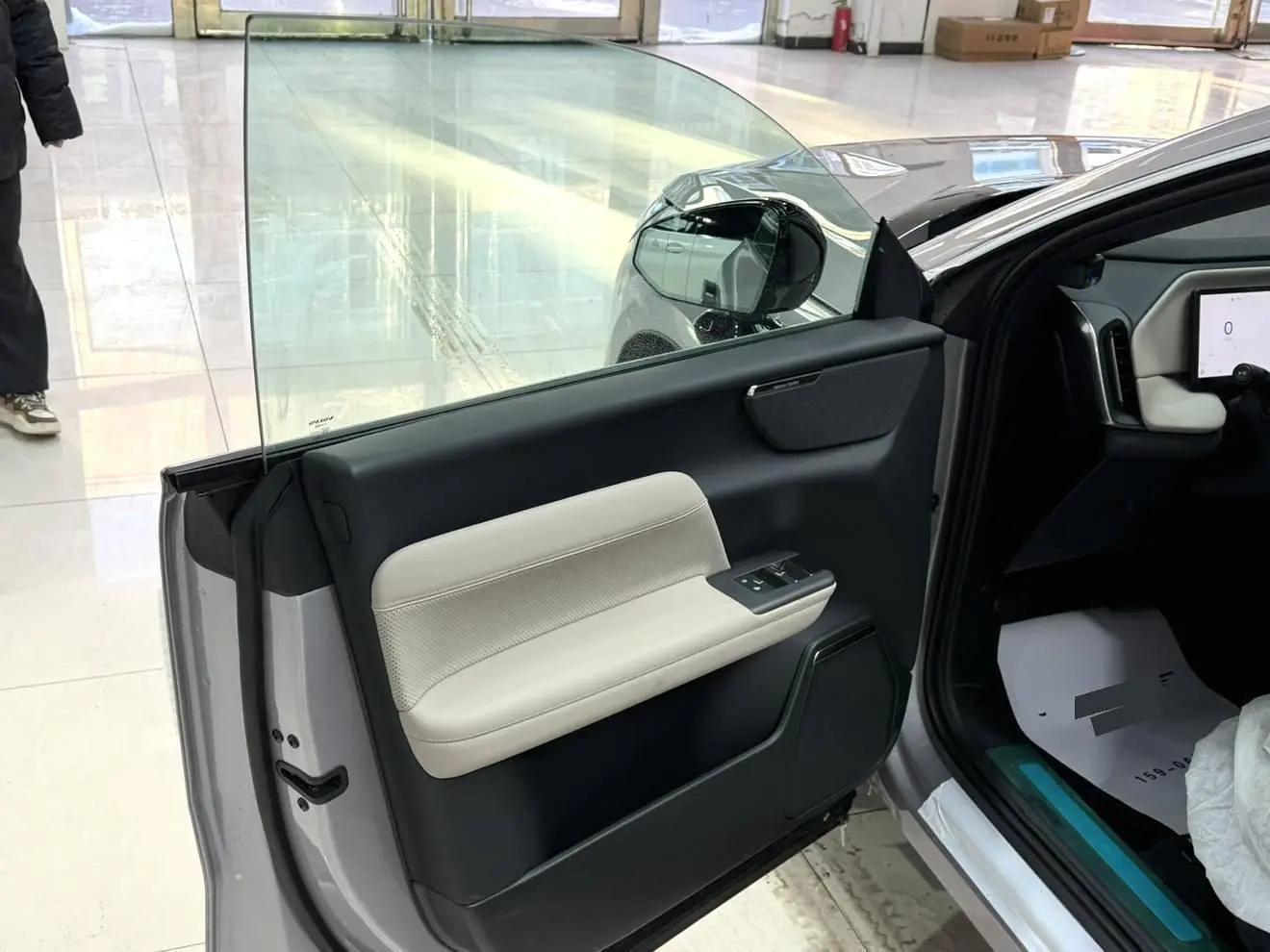Volvo XC70 plug-in hybrid 2026 four-wheel drive long battery life Plus 14