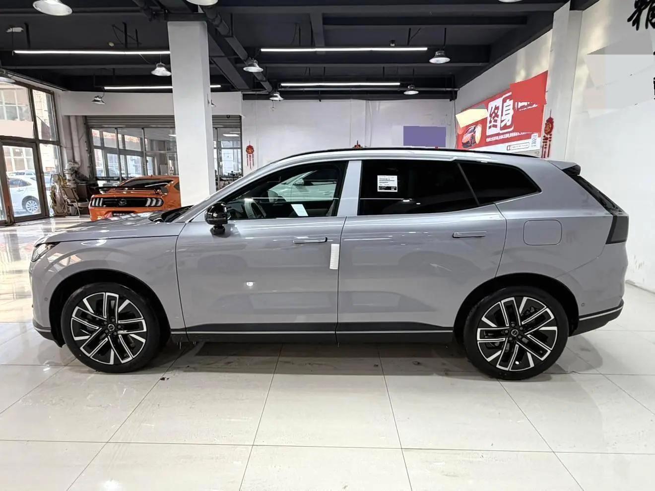 Volvo XC70 plug-in hybrid 2026 four-wheel drive long battery life Plus 4