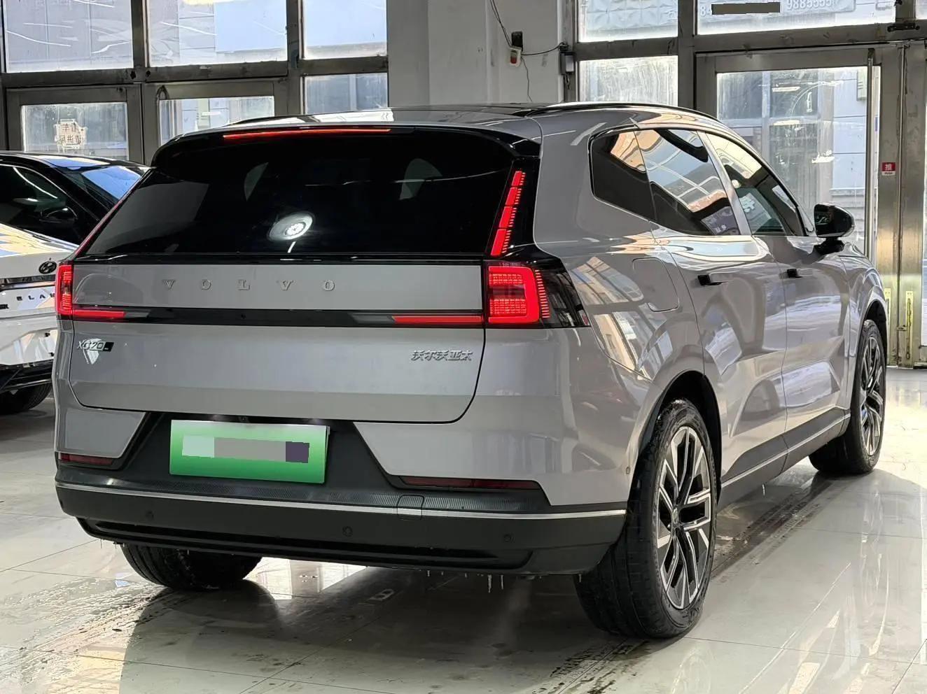 Volvo XC70 plug-in hybrid 2026 four-wheel drive long battery life Plus 5