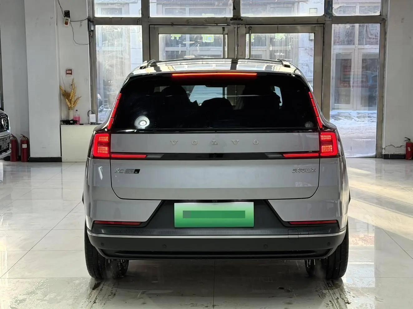 Volvo XC70 plug-in hybrid 2026 four-wheel drive long battery life Plus 6