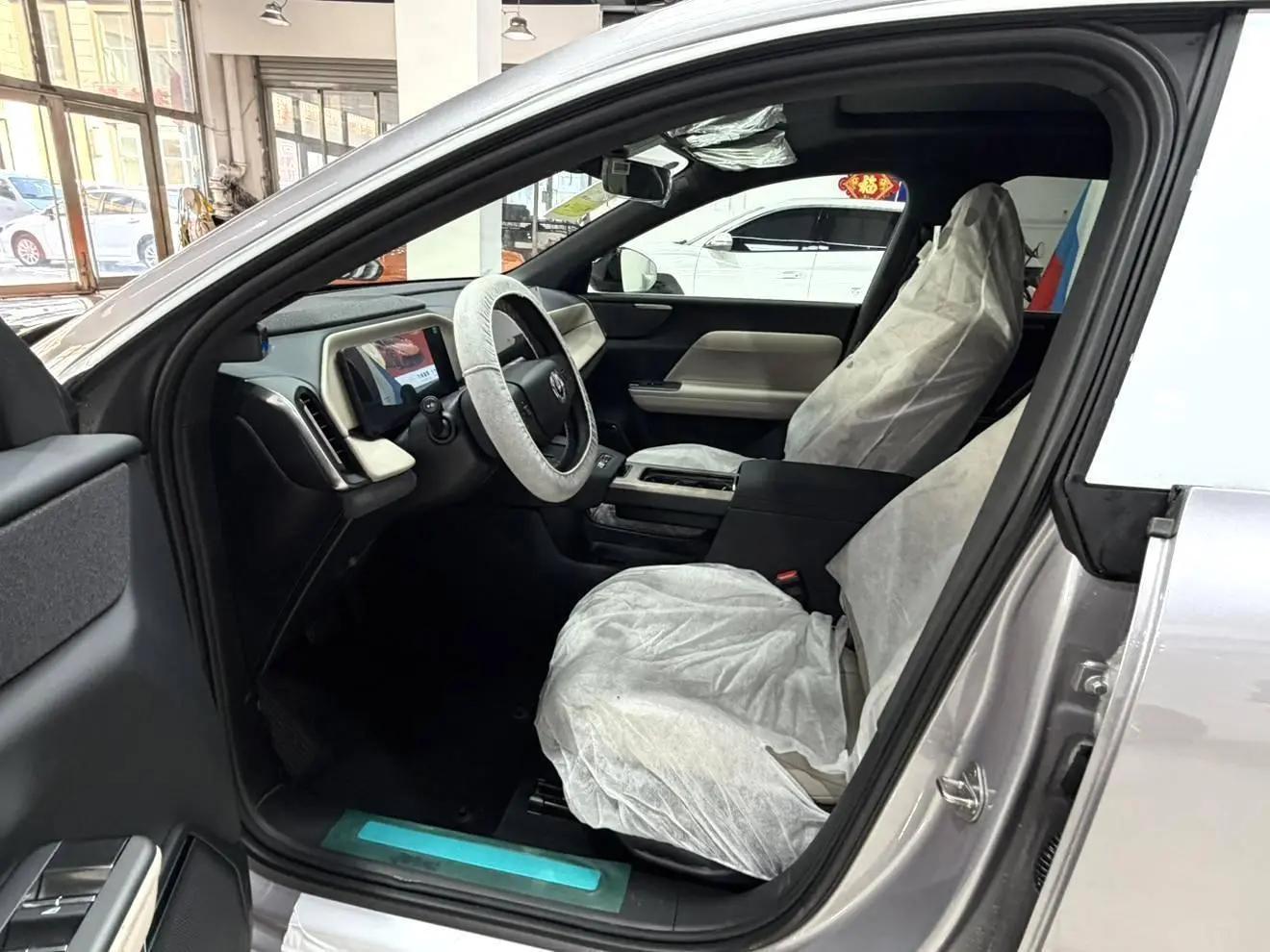 Volvo XC70 plug-in hybrid 2026 four-wheel drive long battery life Plus 7