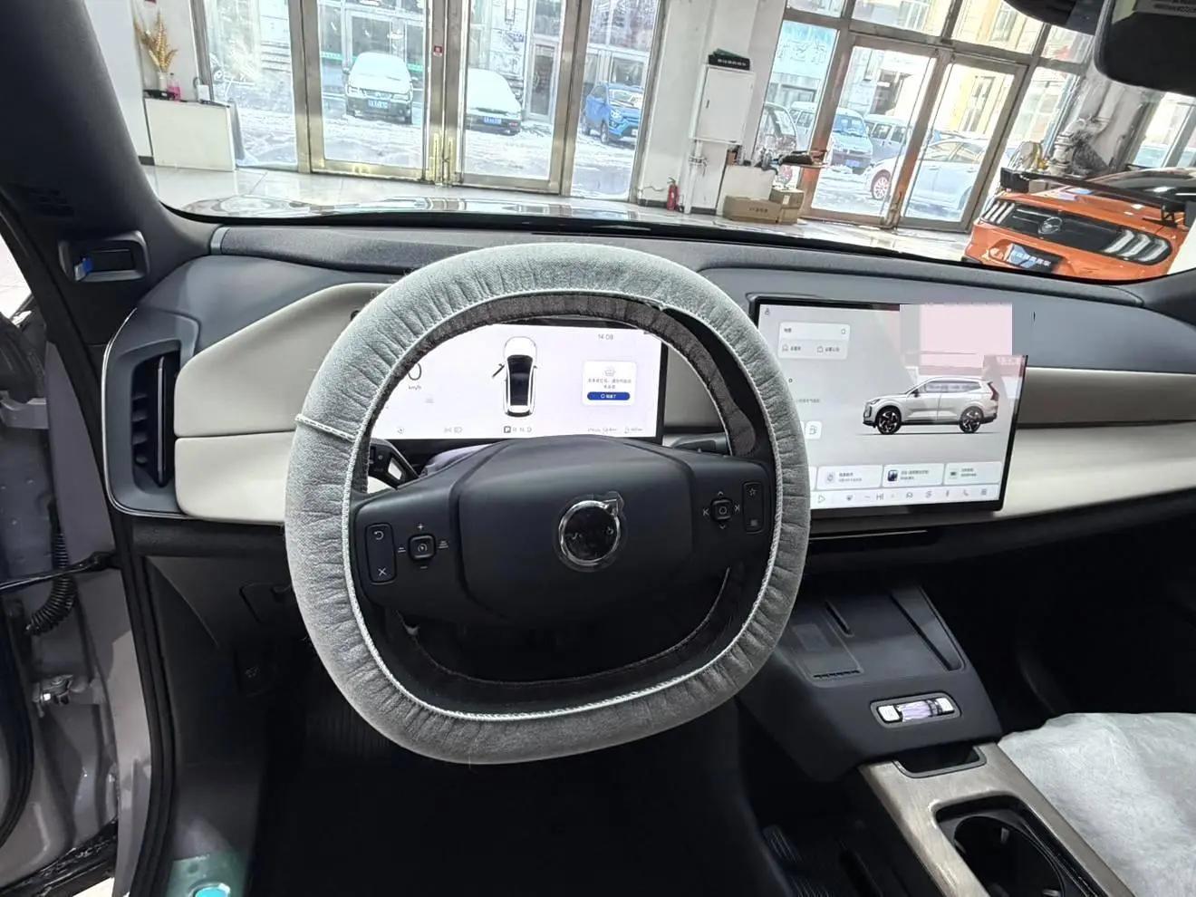 Volvo XC70 plug-in hybrid 2026 four-wheel drive long battery life Plus 8