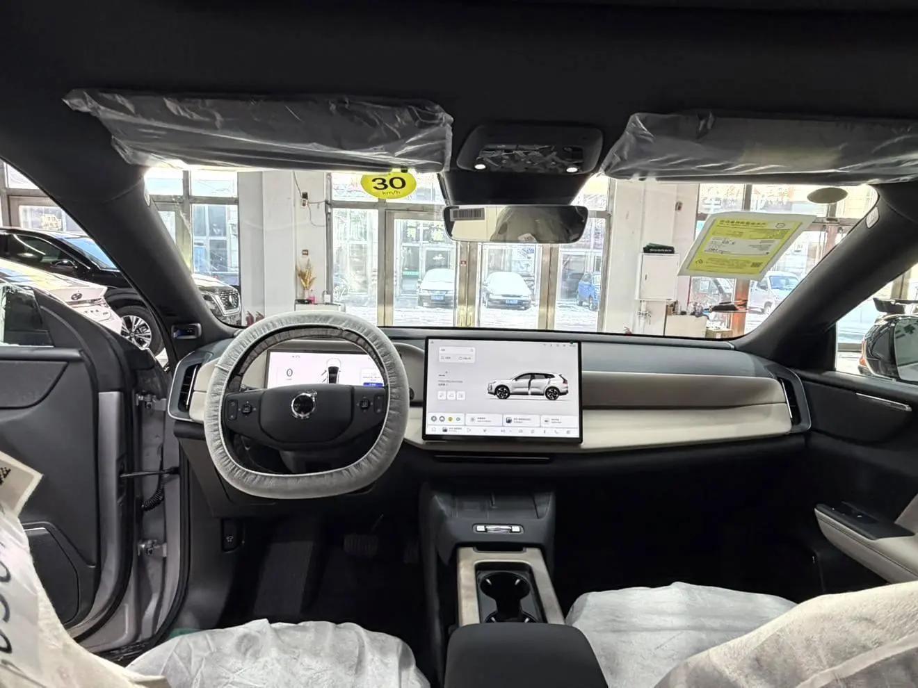 Volvo XC70 plug-in hybrid 2026 four-wheel drive long battery life Plus 9
