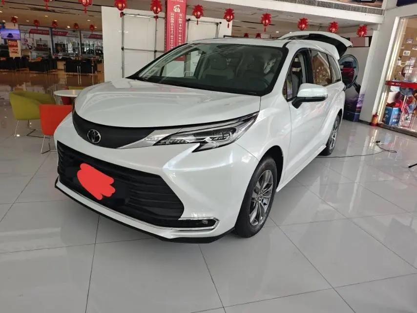 Open image lightbox: Toyota 2024 Sienna 2.5 CVT Comfort Edition Automatic