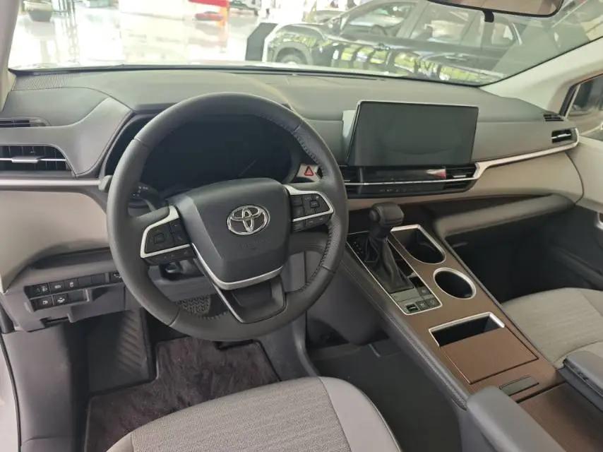 Toyota 2024 Sienna 2.5 CVT Comfort Edition Automatic 3