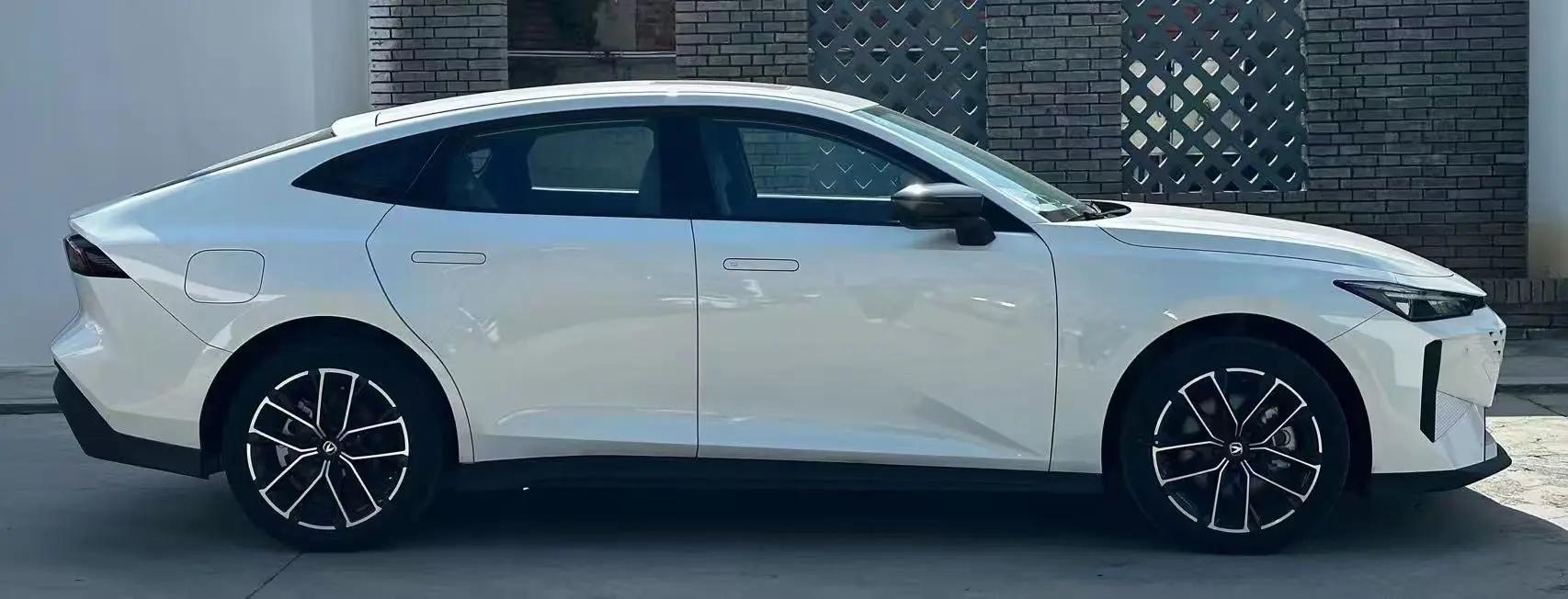 ChangAn 2024 UNI-V Zhidian iDD 1.5 Stepless Blue Whale 136km Zhiku Automatic Gear 5