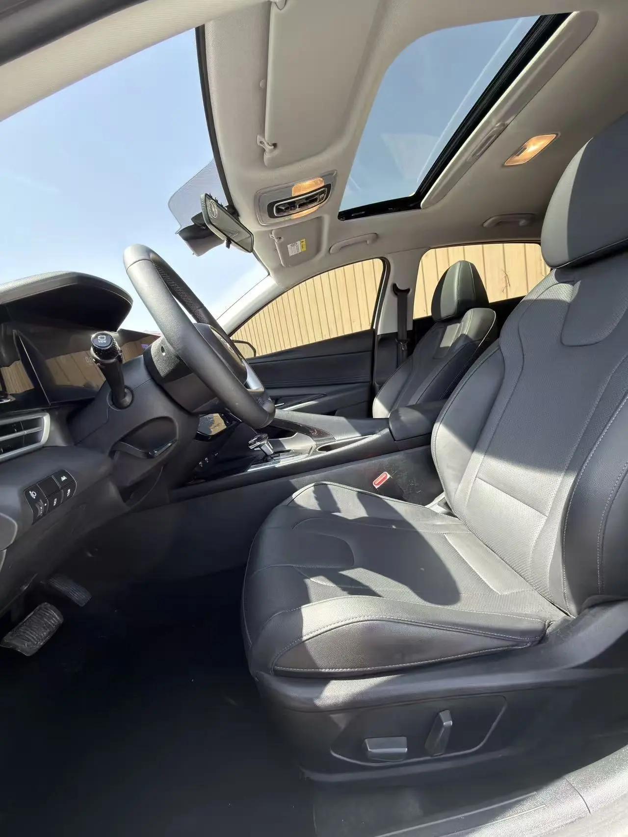Elantra 2022 1.5L CVT LUX Premium Edition 4